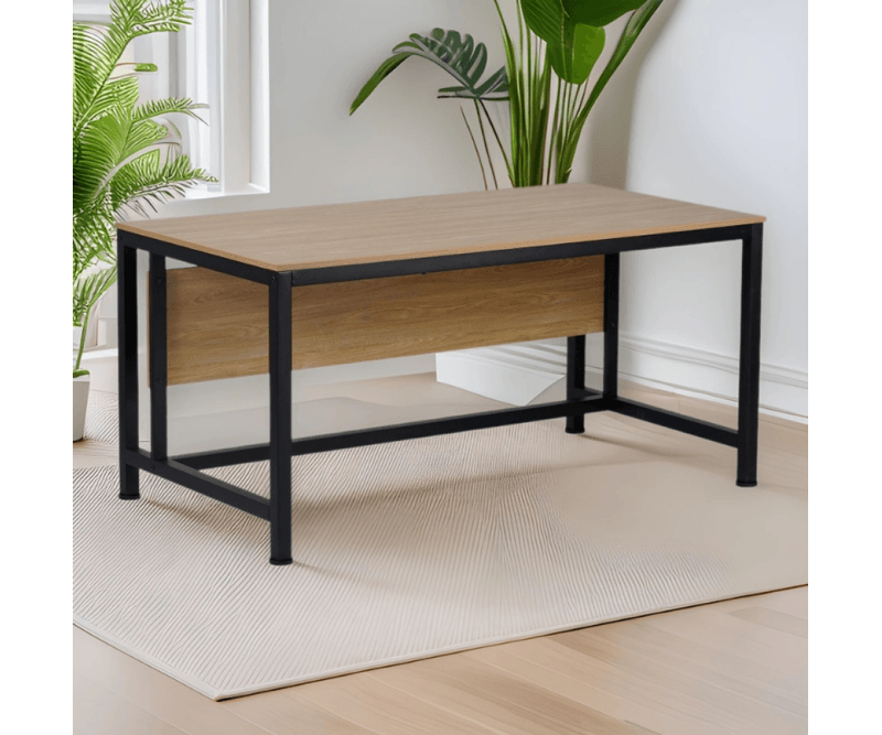 Birou-cu-blat-stejar-și-cadru-metalic-negru-integrat-intr-un-decor-modern