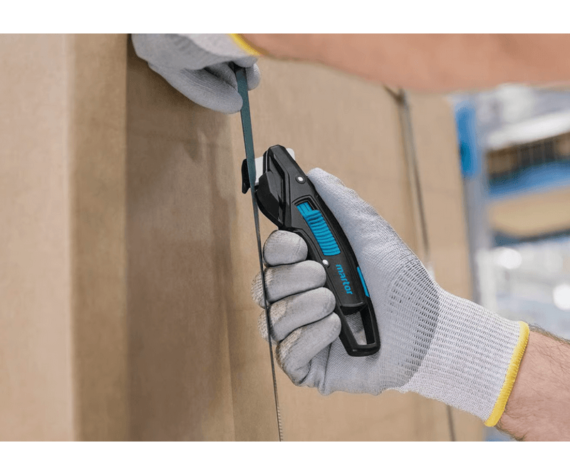 Cutter-de-siguranta-Martor-Secumax-370-in-utilizare-pentru-ambalaje