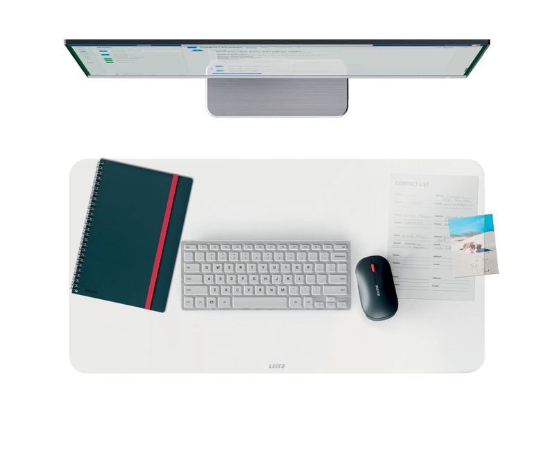 Mapa-de-birou-Leitz-transparentă-pe-birou-organizat-cu-tastatură-mouse-și-documente